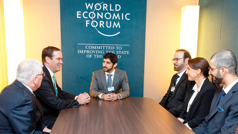 حمدان بن محمد خلال لقائه رئيس شركة «أبل» الأميركية تيم كوك. وام