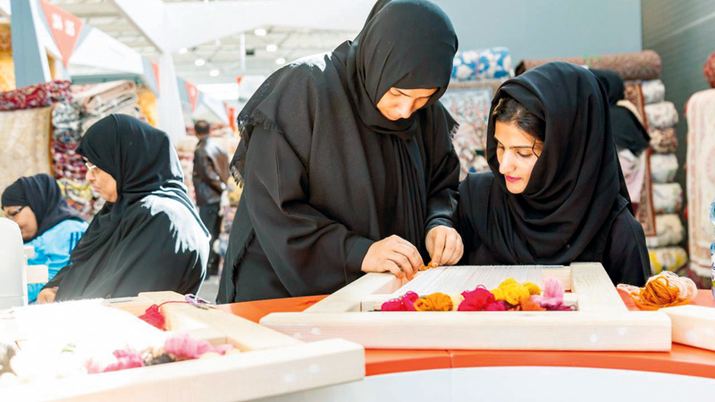 سهيلة الخزعلي تشرف على تدريب المشاركات. من المصدر