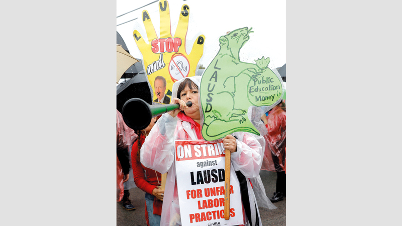 معلمة تطلب زيادة أجرها.  رويترز