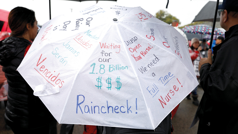 إضراب المعلمين نفذ وسط جو ممطر.  رويترز