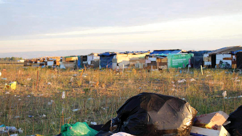أكداس من القمامة والنفايات حول مخيمات العمال. عن المصدر