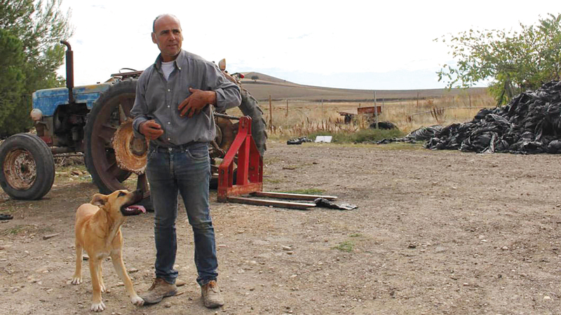 المزارع أنزو سماكيا يحتج على معاملة السلطات للمزارعين كالعصابات. عن المصدر