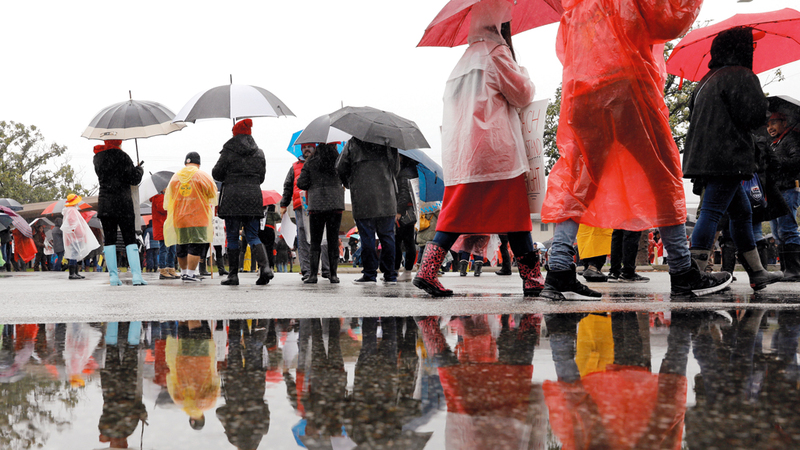 معلمون واصلوا إضرابهم وسط أجواء ماطرة حتى تحقيق مطالبهم.  رويترز