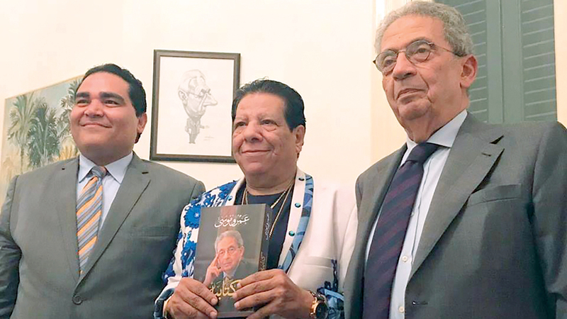 عمرو موسى يهدي نسخة من كتابه للمغني شعبان عبدالرحيم.  أرشيفية