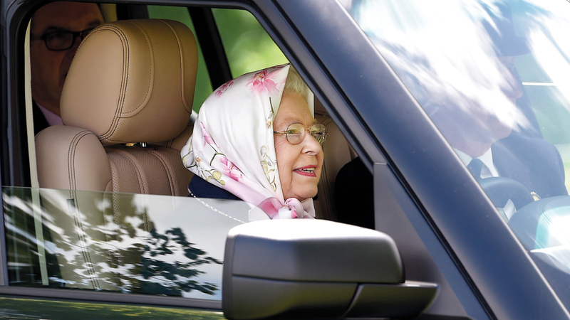 الملكة تفضل قيادة سيارتها بنفسها.  إي.بي.إيه