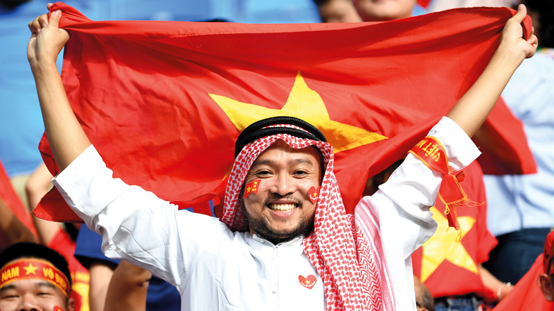 مشجّع فيتنامي يؤازر منتخب بلاده مرتدياً الزي الخليجي على مدرّجات استاد آل مكتوم خلال مباراة الدور ثمن النهائي لكأس آسيا (الإمارات 2019) أمام اليابان التي انتهت لمصلحة الأخير بهدف نظيف.

تصوير: باتريك كاستيلو