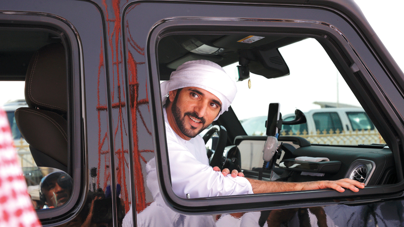 حمدان بن محمد خلال متابعته لتحديات رموز اللقايا لهجن أبناء القبائل ضمن مهرجان ولي عهد دبي للهجن. من المصدر