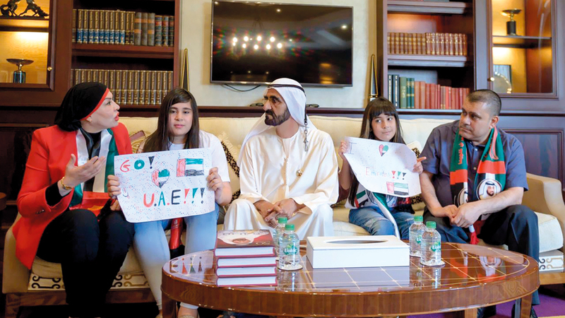 محمد بن راشد خلال استقباله الطفلة سارة وأسرتها. من المصدر