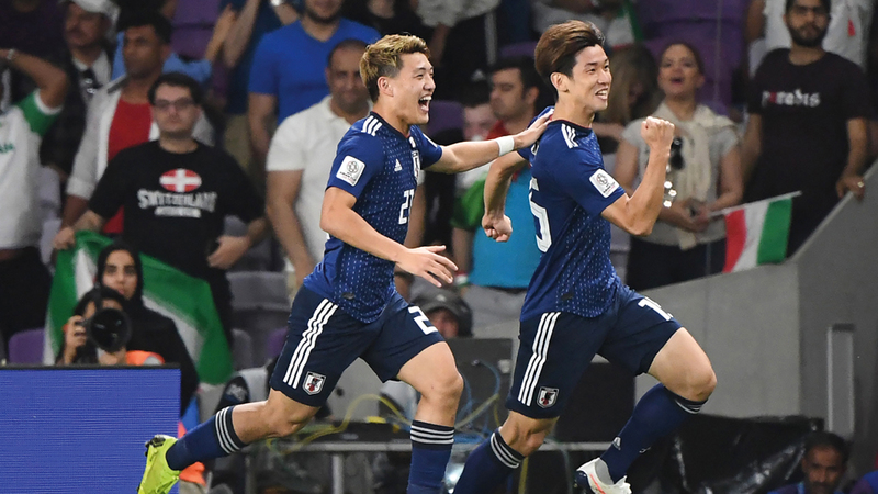 فرحة يابانية بالفوز والتأهل إلى المباراة النهائية. تصوير: أسامة أبوغانم