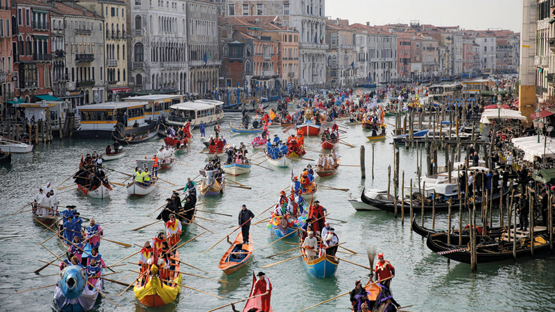 سلطات المدينة عاجزة عن التحكم في حشود الزوار.  غيتي