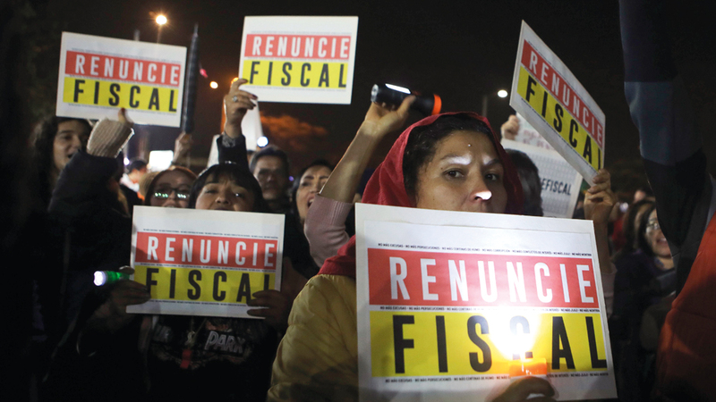 تظاهرات في كولومبيا للمطالبة باستقالة المدعي العام؛ لتورطه في فضيحة إحدى الشركات التي نفذت مشروع بناء السد.  أ.ف.ب