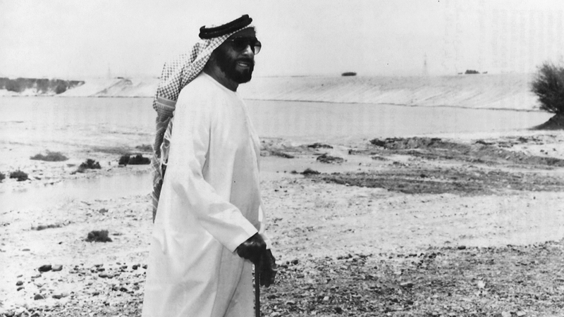 الامارات-شخصيات صاحب السمو رئيس الدوله الشيخ زايد بن سلطان ال نهيان رئيس الدوله يتفقد مجرى مياه الابار الجوفيه بجبال حنيت