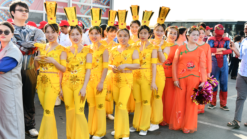 العروض الصينية التقليدية ميّزت الموكب الاحتفالي. من المصدر