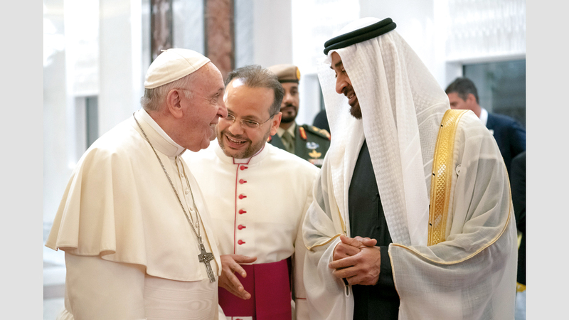 محمد بن زايد مستقبلاً قداسة البابا فرنسيس. وام