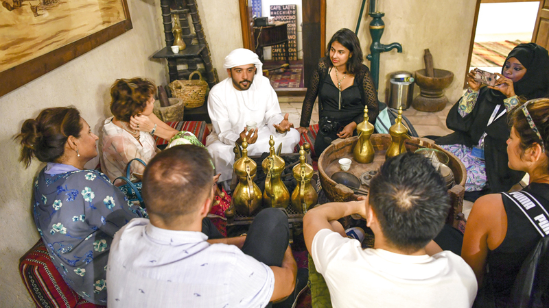 الفريق يأخذ السياح في جولات سيراً على الأقدام في الأماكن التراثية في أنحاء الدولة.

تصوير: مصطفى قاسمي