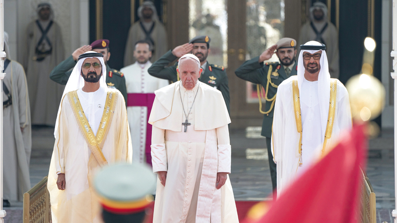 محمد بن راشد ومحمد بن زايد رحبا بضيف البلاد قداسة البابا فرنسيس ونقلا تحيات وتقدير رئيس الدولة. وام