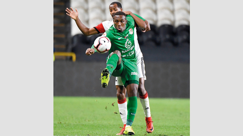 لاعب الجزيرة محمد فوزي يتصدى لهجمة أحمد خليل.

تصوير: إريك أرازاس