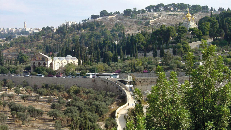 مسار مشروع القطار الهوائي (التلفريك) ينطلق من جبل الطور ماراً فوق مدن مقدسية عدة. الإمارات اليوم