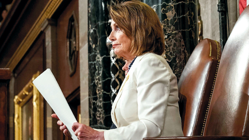 ظلت بيلوسي تطالع أوراقها غير مكترثة بما يقوله ترامب. رويترز