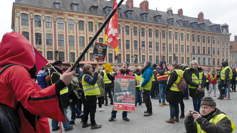 «السترات الصفراء» تحظى بحلفاء خارج فرنسا. أ.ب