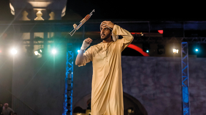 الأحبابي يستعرض مهاراته في اليولة خلال الحلقة.