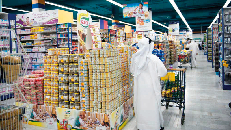 نصائح للمستهلكين بالتعرف إلى المعلومات الخاصة بالمنتج قبل شرائه ومقارنة الأسعار. أرشيفية