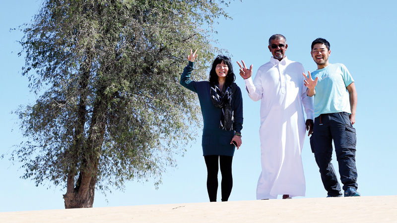 المطيوعي اصطحب بايي وبوشن بجولة في صحراء دبي. تصوير: باتريك كاستيلو