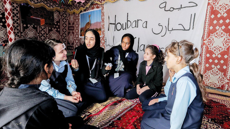 المدرسة شيّدت خيمة خارجية تستوحي تصميمها من عالم طيور الحبارى. من المصدر