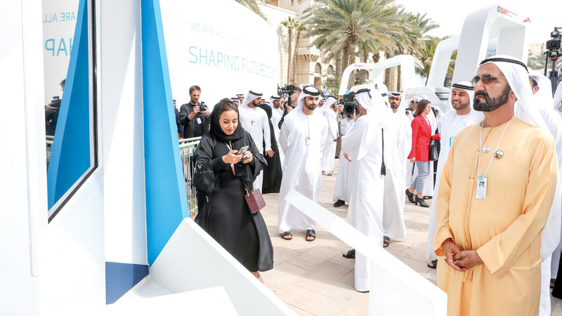 محمد بن راشد خلال إطلاقه &laquo;مركز دبي الدولي لأفضل الممارسات&raquo;. وام