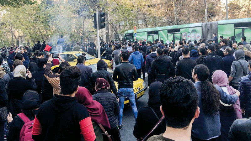 الإيرانيون في الداخل يواصلون الاحتجاجات رغم الإجراءات الأمنية والاعتقالات. أرشيفية