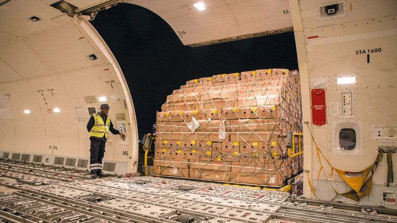 نقل الزهور يبدأ بعد قطفها ثم تفرز وتوزع على شكل باقات في صناديق وتحمّل على الطائرة. من المصدر