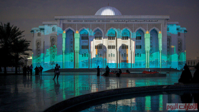 تحت شعار «الثقافة والعائلة» تستضيف مدينة الشارقة مهرجان أضواء الشارقة في دورته التاسعة، التي يدمج فيها فنانون عالميون ومحليون إبداعاتهم مع الضوء، على أبرز الصروح العمرانية في الشارقة، في 17 موقعاً مختلفاً،