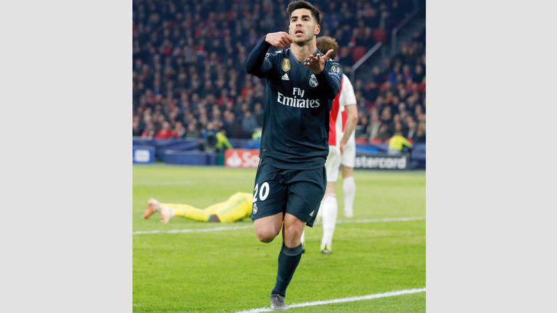 ماركو أسينسيو يحتفل بـ«زبدة الفستق» بعد هدفه في أياكس. رويترز