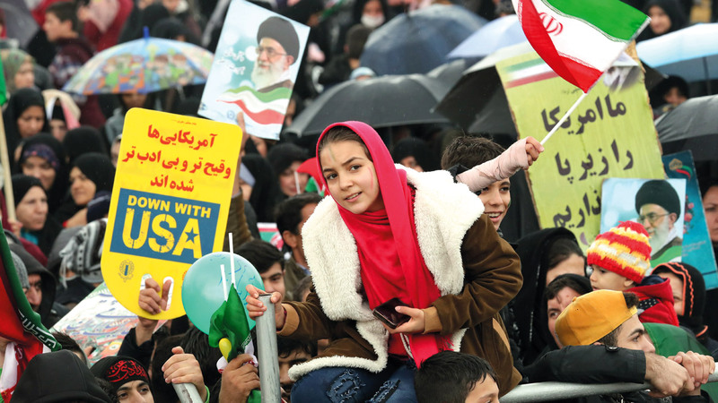 إيرانيون يحتفلون بالذكرى السنوية الـ 40 للثورة.  إي.بي.ايه