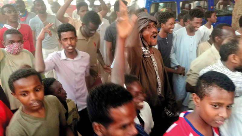 التظاهرات المناهضة للحكومة تزداد صلابة في مواقفها.  أ.ف.ب