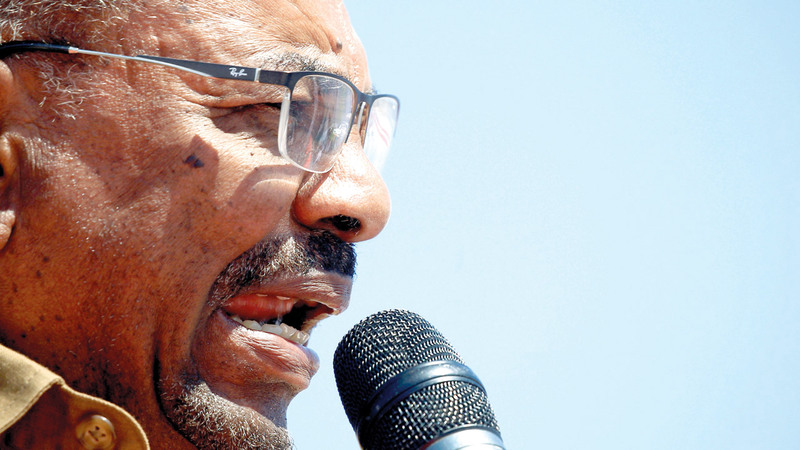 البشير يرفض التنحّي.  رويترز