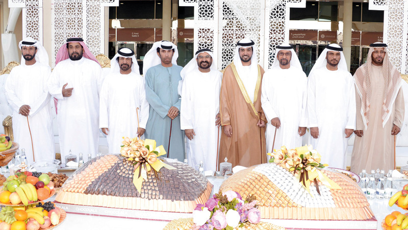 2- حمد بن سهيل الخييلي والعريس ووالده ووالد العروس وعدد من الشخصيات