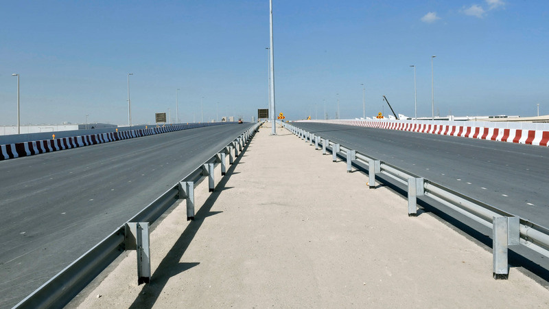 خلال وضع اللمسات النهائية قبيل افتتاح الجسر.  من المصدر