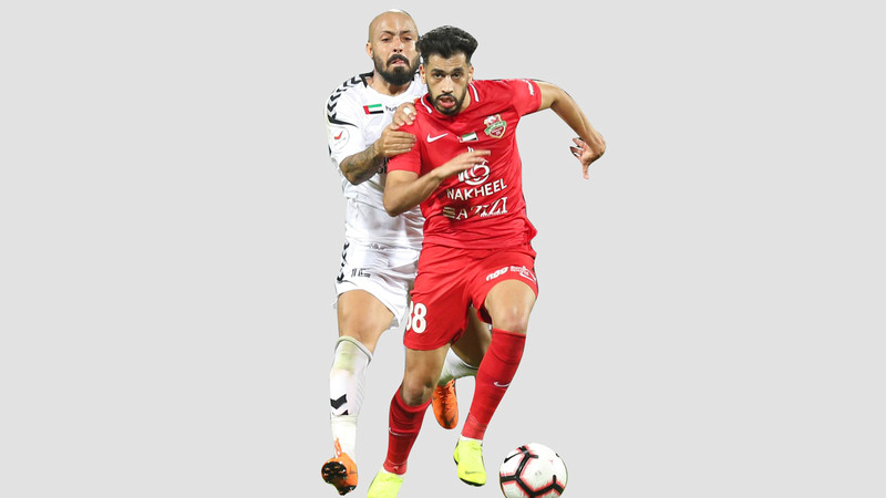 فييرا كاد يكلف فريقه خسارة المباراة.. وفي الصورة مع ماجد حسن. من المصدر