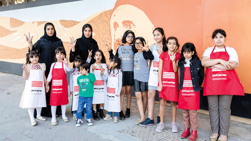 الورشة اشتملت على جولة استكشافية للأطفال بهدف التعرف والاطلاع على جدارية عام زايد. من المصدر