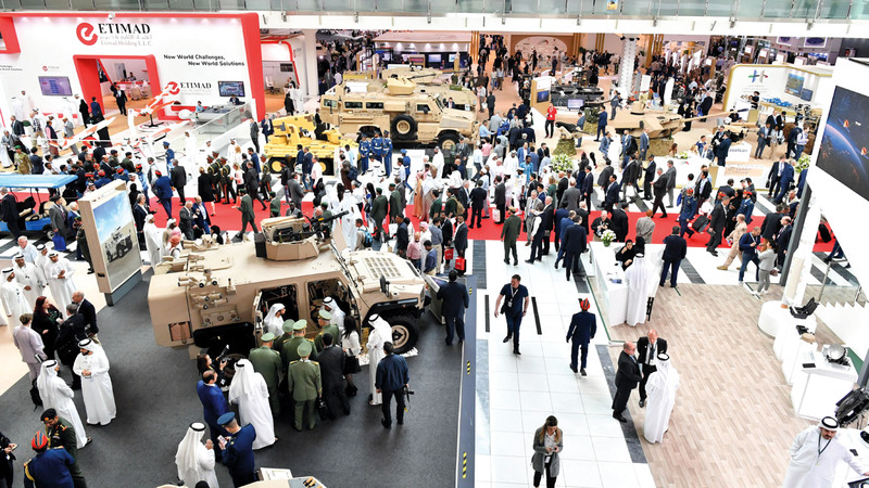 «آيدكس» شهد حضوراً لافتاً من المواطنين والمواطنات في أجنحة الشركات الوطنية. تصوير: نجيب محمد