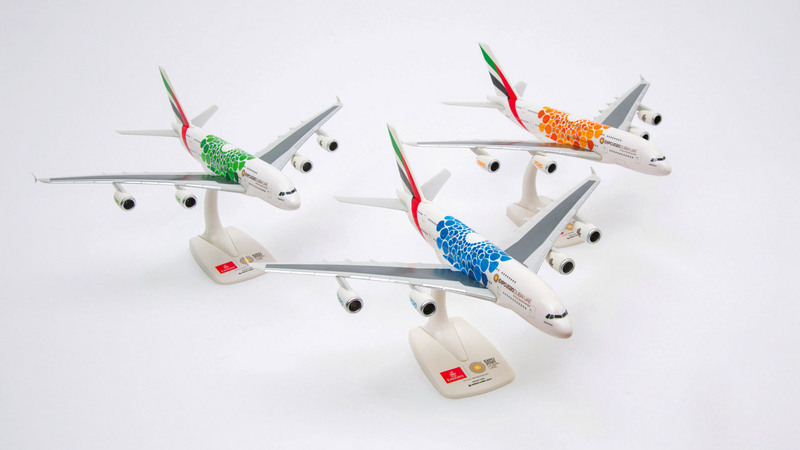 وضعت «طيران الإمارات» ملصقات بـ 3 ألوان على 40 طائرة ضمن أسطولها. من المصدر