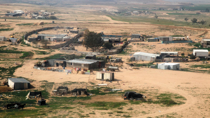 قرى التجمعات البدوية في النقب تفتقر إلى أدنى مقومات الحياة، وتحرمها إسرائيل من شبكات الكهرباء والماء ومشروعات البنى التحتية. الإمارات اليوم