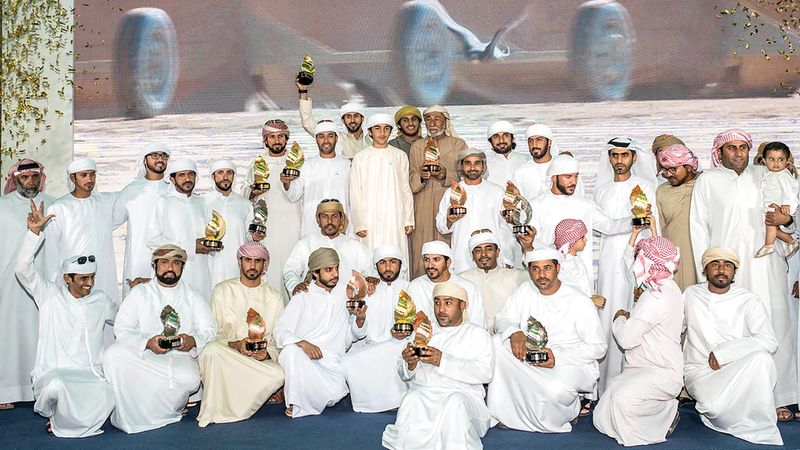 محمد بن راشد بن محمد بن راشد مع الفائزين في البطولة.

وام