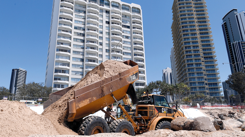 شاحنة تضع الرمال لبناء مصد للأمواج في كوينزلاند.  إي.بي.إيه