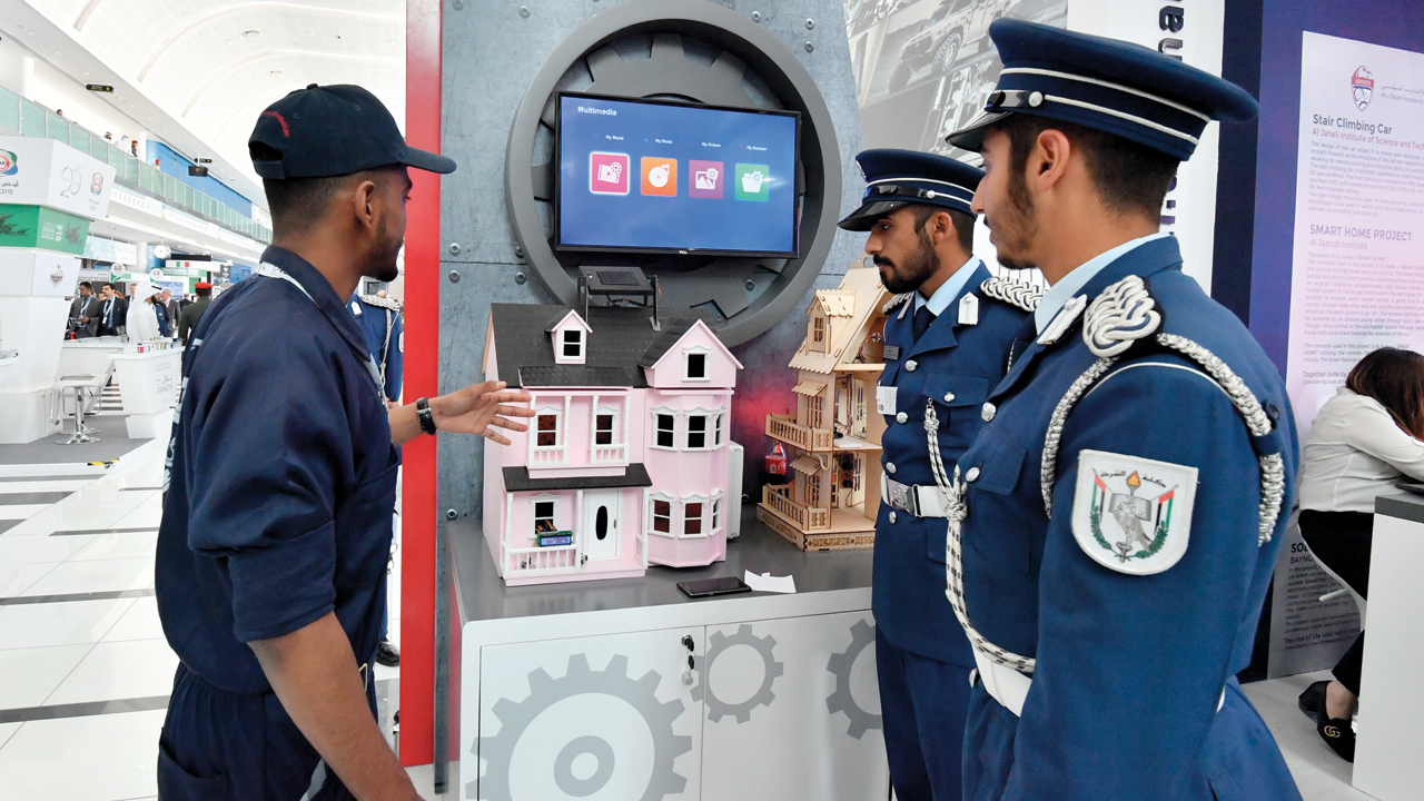 طلبة مواطنون يعرضون ابتكارات عسكرية ومدنية في آيدكس محليات