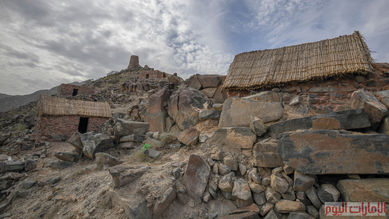 وتحفّها الجبال الشاهقة، ما يعطي لها مزيجاً من الروعة وجمال الطبيعة