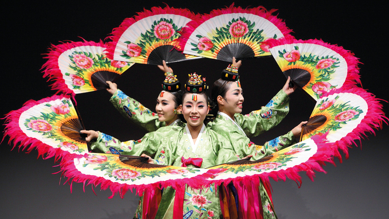 سوق الحرف اليدوية يعرض منتجات مشغولة بأيدي حرفيين إماراتيين.

من المصدر