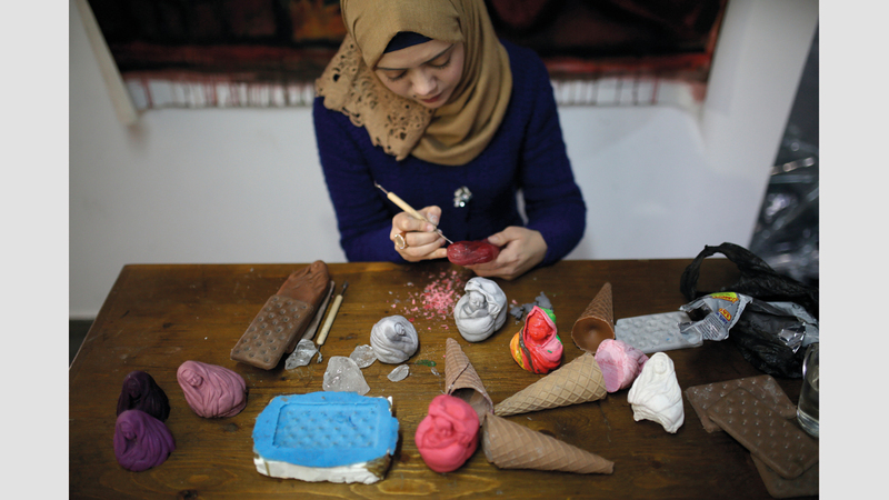 دعاء قشطة استخدمت مواد خام بسيطة لإنجاز مشروعها.  الإمارات اليوم