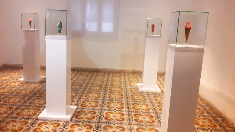 منحوتات الآيس كريم داخل قوالب زجاجية. الإمارات اليوم